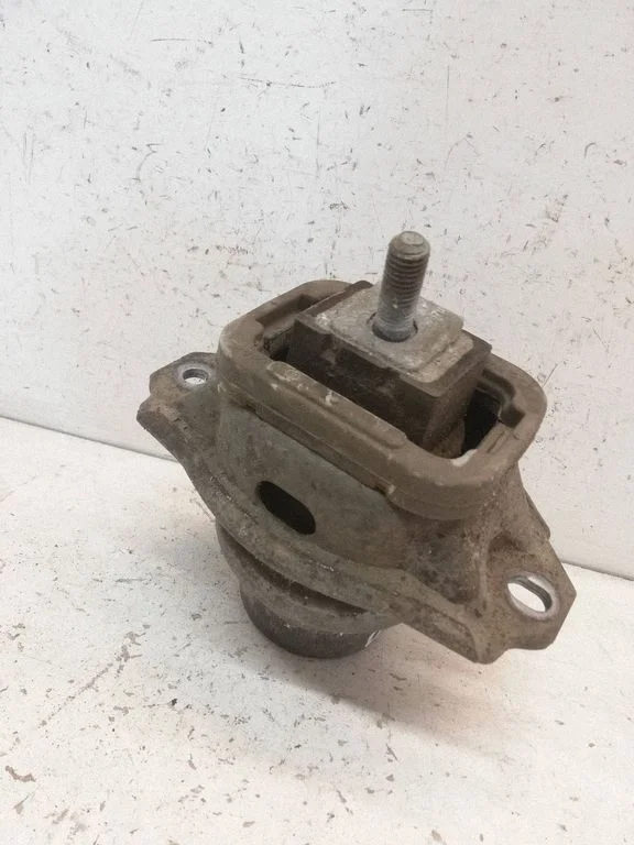 Engine mount bracket – Land Rover Discovery Sport (2014-)