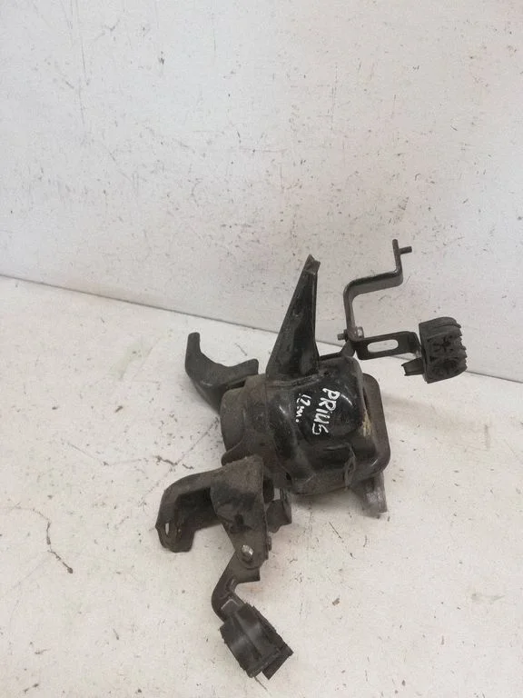 Engine mount bracket – Toyota Prius (XW30) (2009-2015)