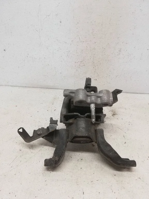 Engine mount bracket – Toyota Prius (XW30) (2009-2015)