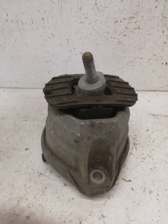 Engine mount bracket 6774620