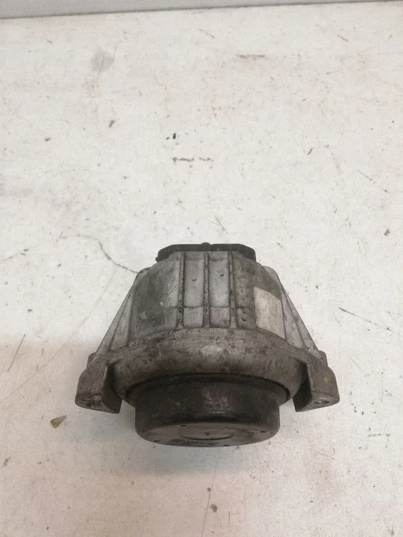 Engine mount bracket 13981112