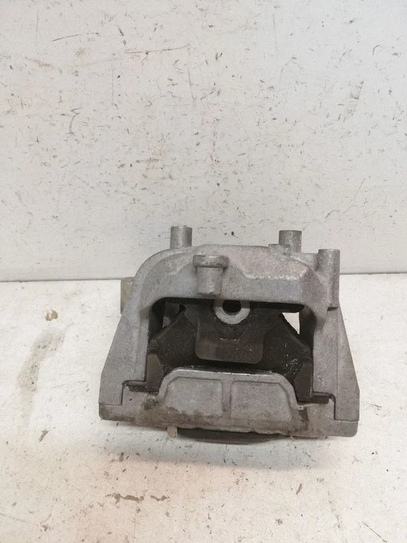Engine mount bracket – Volkswagen Touran II (2010-2016)