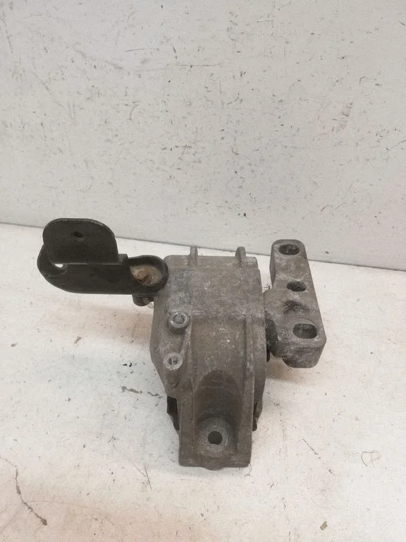 Engine mount bracket – Volkswagen Touran I (2003-2010)
