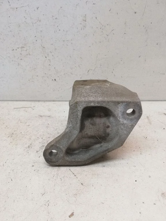 Engine mount bracket 31686814