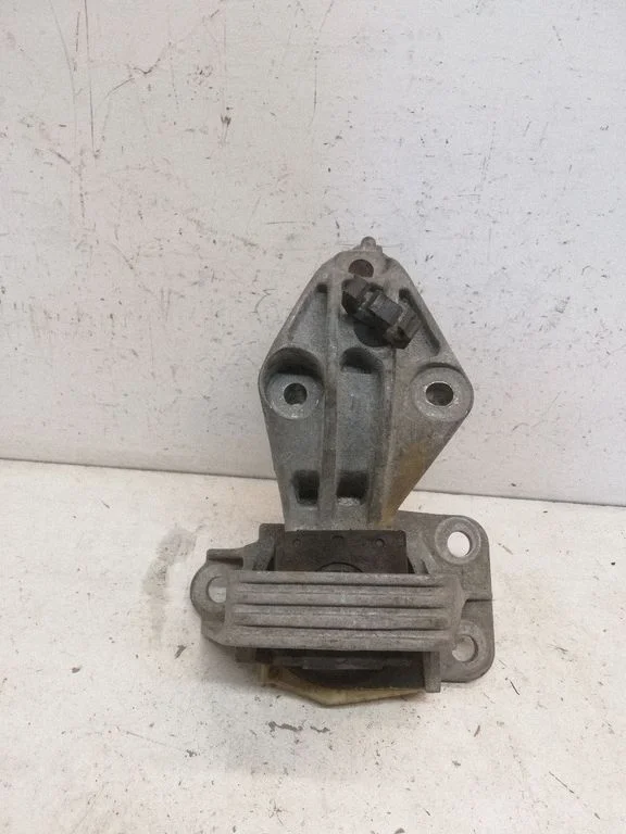 Engine mount bracket – Renault Megane III (2009-2016)