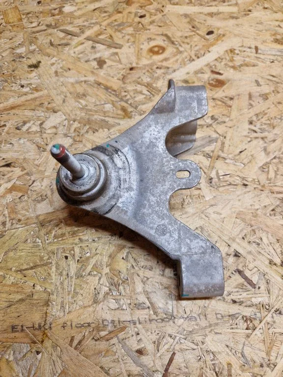 Engine mount bracket 112320338R