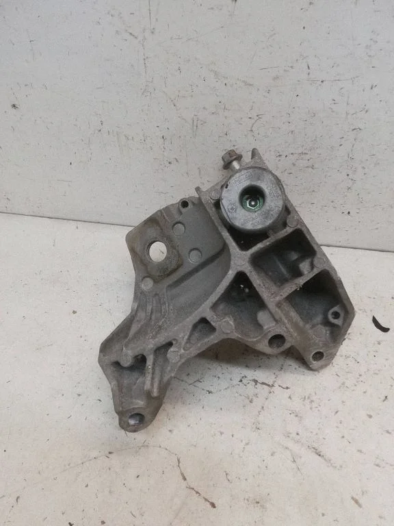 Engine mounting bracket 6G926P096FC