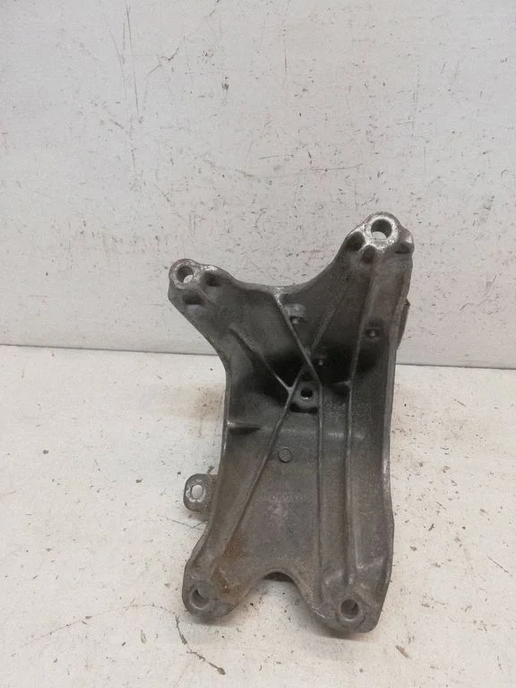 Mootori kinnituskronstein – Audi A4 Allroad B8 (2008-2016)