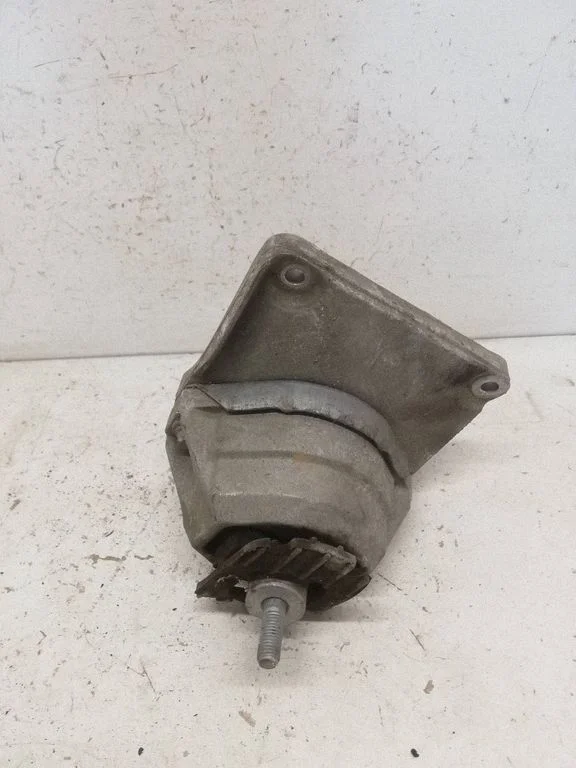 Engine mounting bracket 22116761117