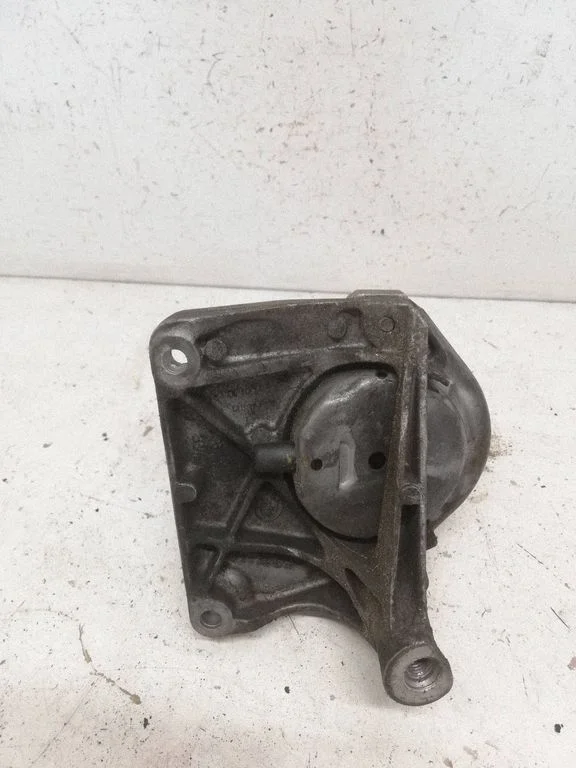 Engine mounting bracket – BMW 5 Series E60 E61 (2004-2010)