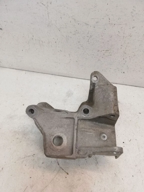 Engine mounting bracket 6G926P096FC