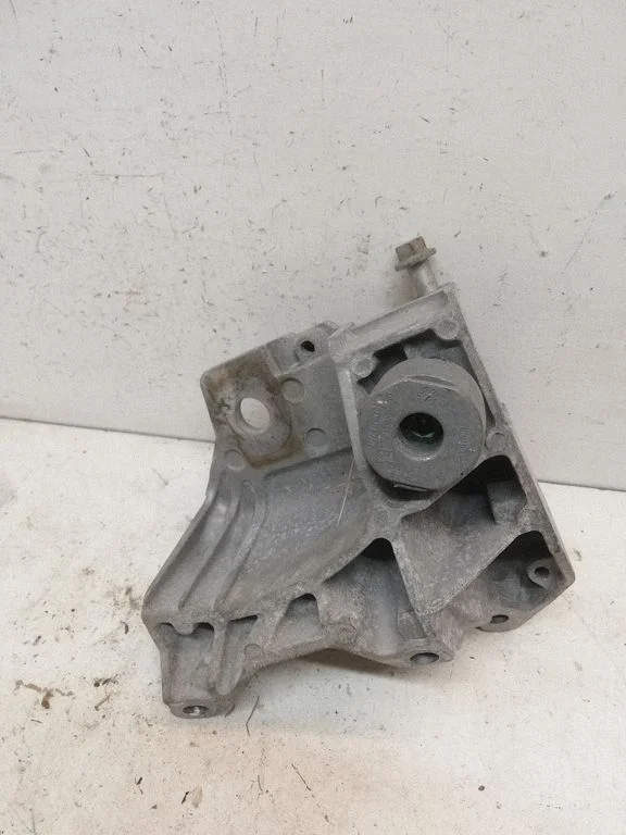 Engine mounting bracket 6G926P096FC