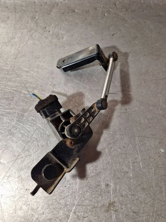 Headlight/headlamp level sensor