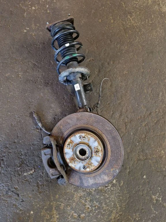 Front wheel hub spindle knuckle – left