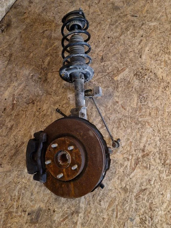 Front wheel hub spindle knuckle – left