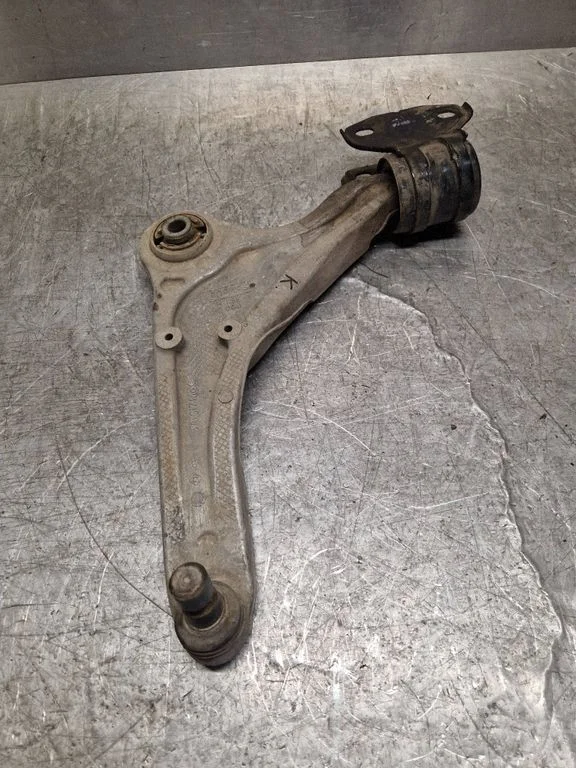 Front lower control arm/wishbone E1GC3A053
