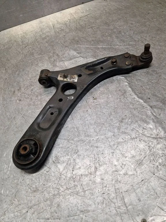 Front lower control arm/wishbone – right