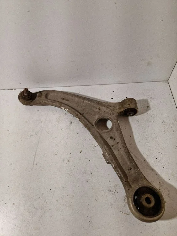 Front lower control arm/wishbone – left