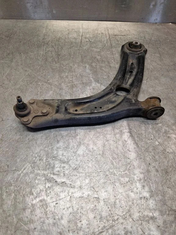 Front lower control arm/wishbone – right