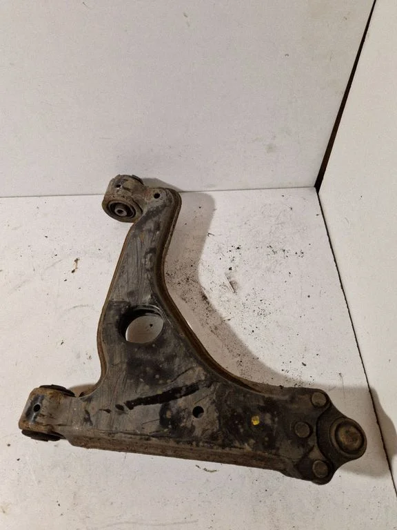 Front lower control arm/wishbone – right