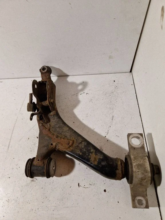 Front lower control arm/wishbone – right