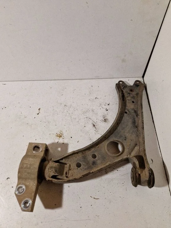 Front lower control arm/wishbone – right