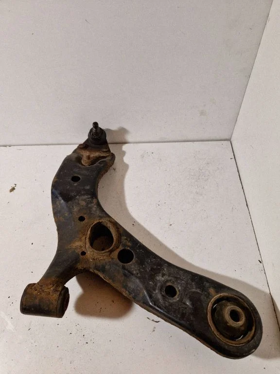 Front lower control arm/wishbone – right