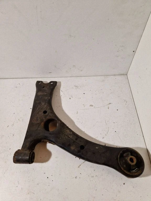 Front lower control arm/wishbone – right