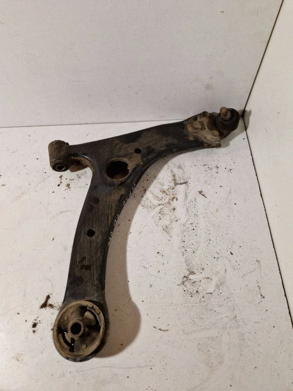 Front lower control arm/wishbone – right
