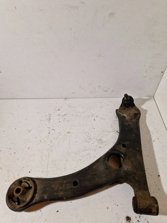 Front lower control arm/wishbone – left
