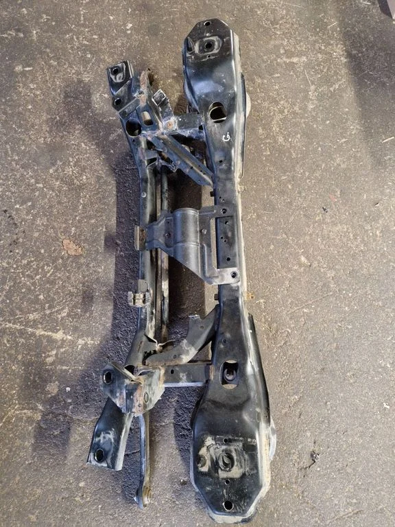 Tagumine abiraam – Volvo V40 (2012-2019)