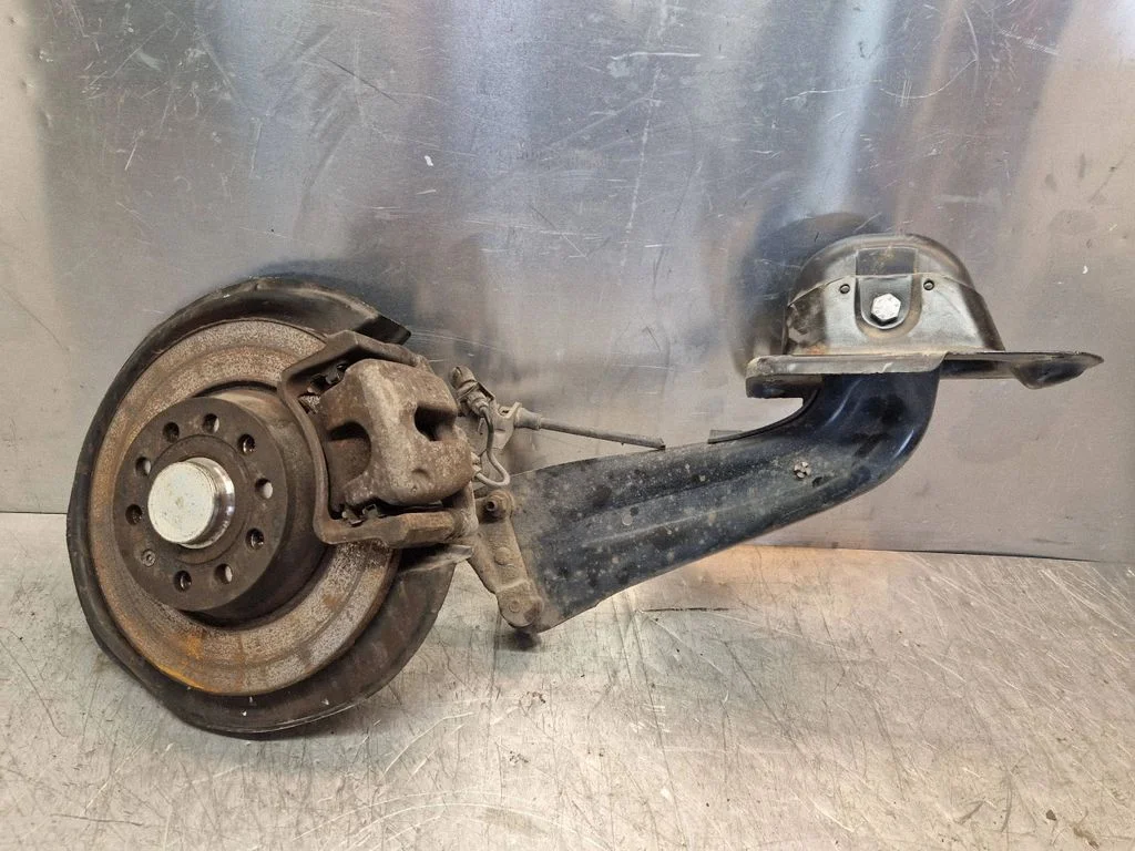 Rear wheel hub spindle/knuckle – right