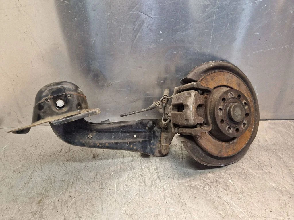 Rear wheel hub spindle/knuckle – left