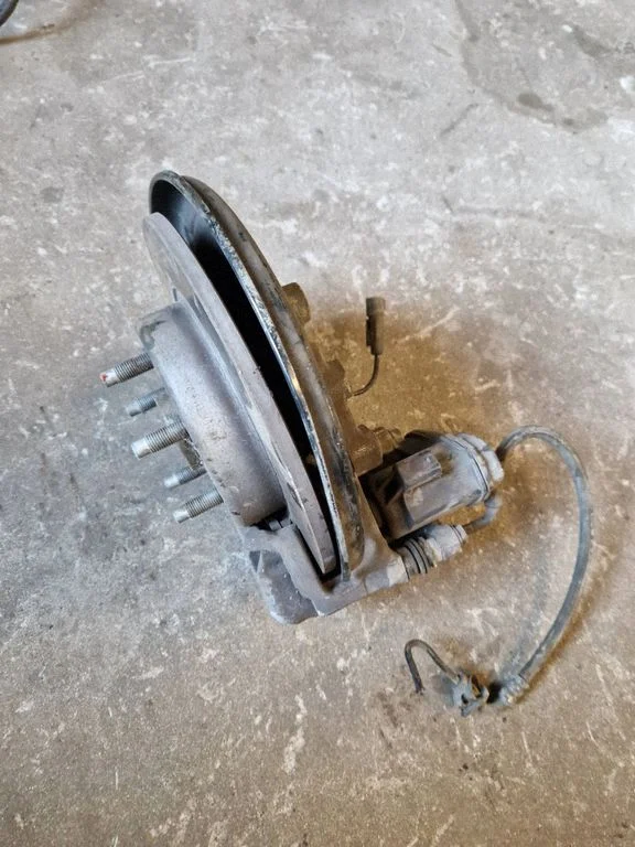 Rear wheel hub spindle/knuckle – right
