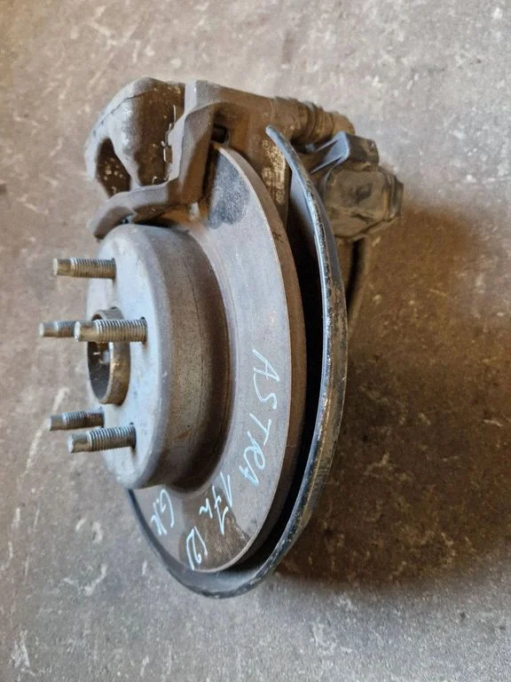 Rear wheel hub spindle/knuckle – left