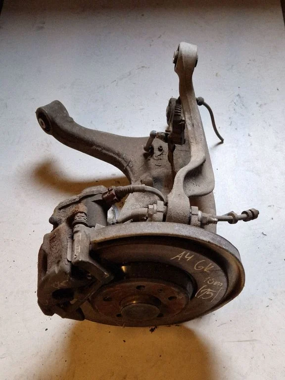 Rear wheel hub spindle/knuckle – rear left