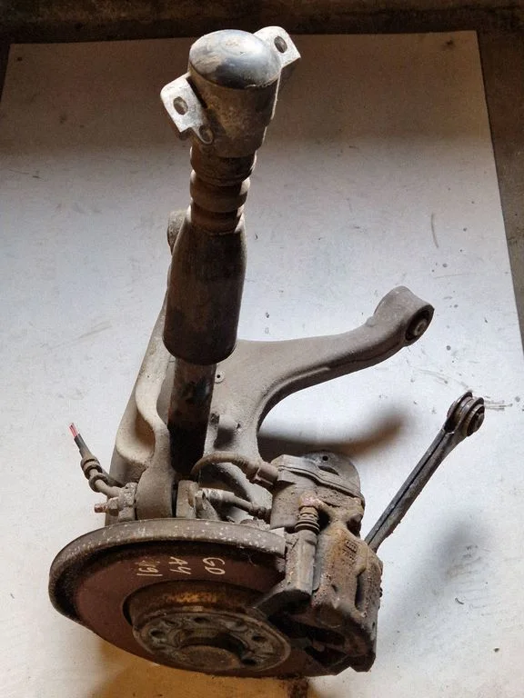 Rear wheel hub spindle/knuckle – rear right