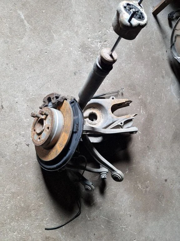 Rear wheel hub spindle/knuckle – right