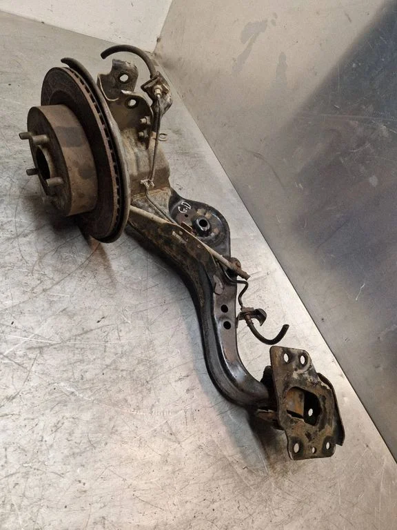 Rear wheel hub spindle/knuckle – right