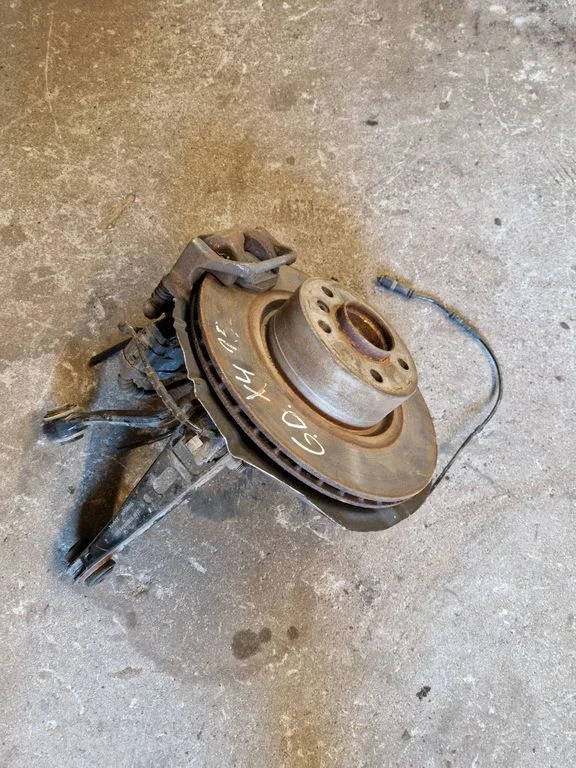 Rear wheel hub spindle/knuckle – right