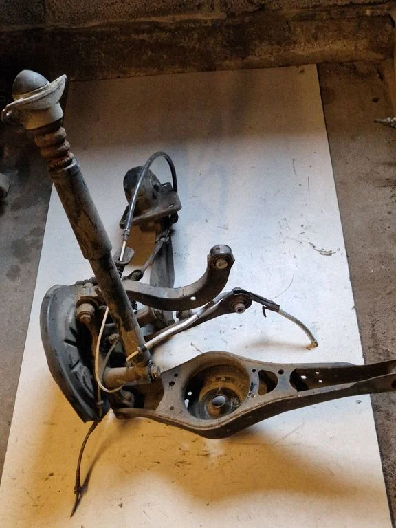 Rear wheel hub spindle/knuckle – rear left