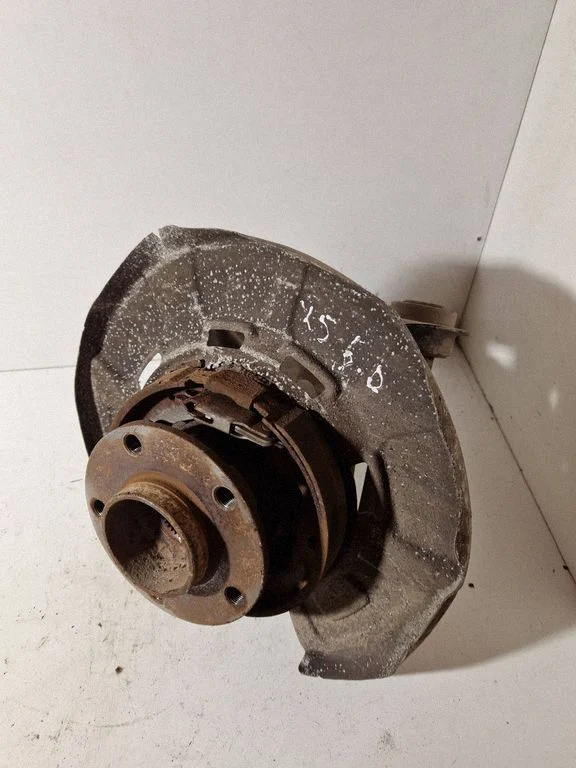Rear wheel hub – right