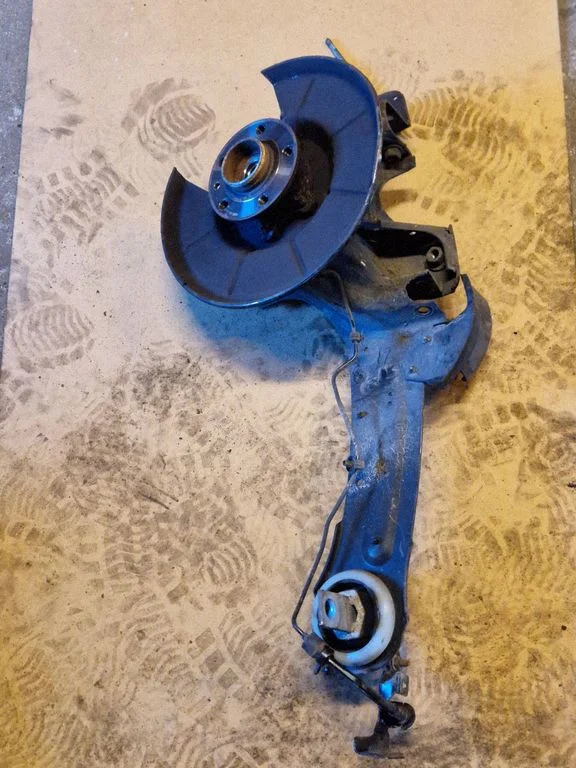 Rear wheel hub – rear left
