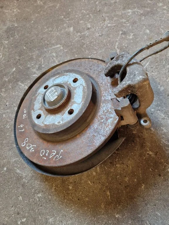 Rear wheel hub – right
