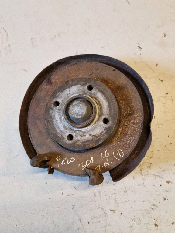 Rear wheel hub – rear right