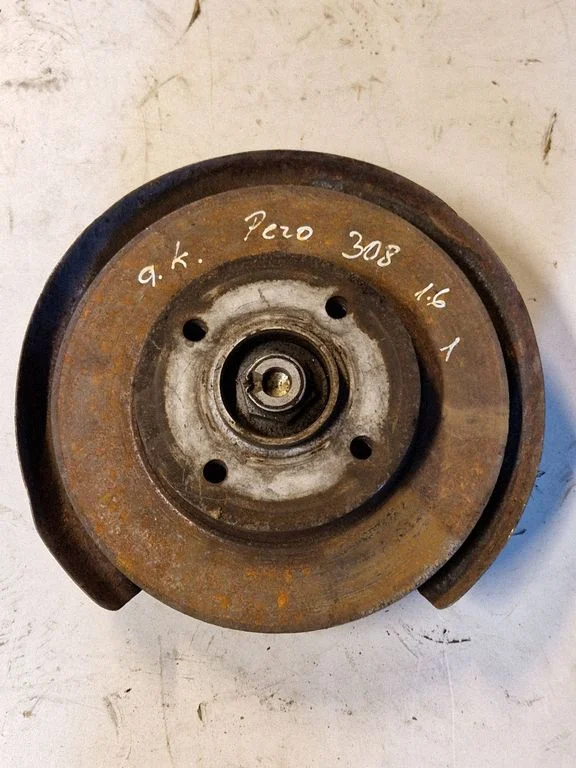 Rear wheel hub – rear left