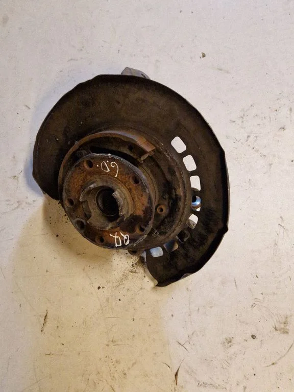 Rear wheel hub – rear right