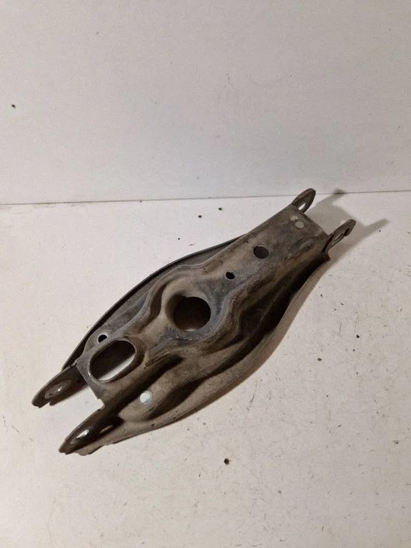 Rear control arm – rear right