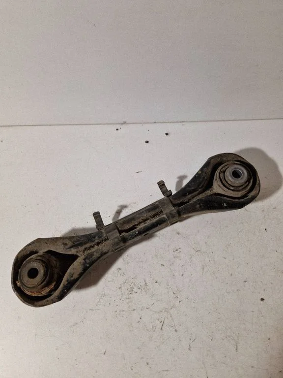 Rear control arm – rear right