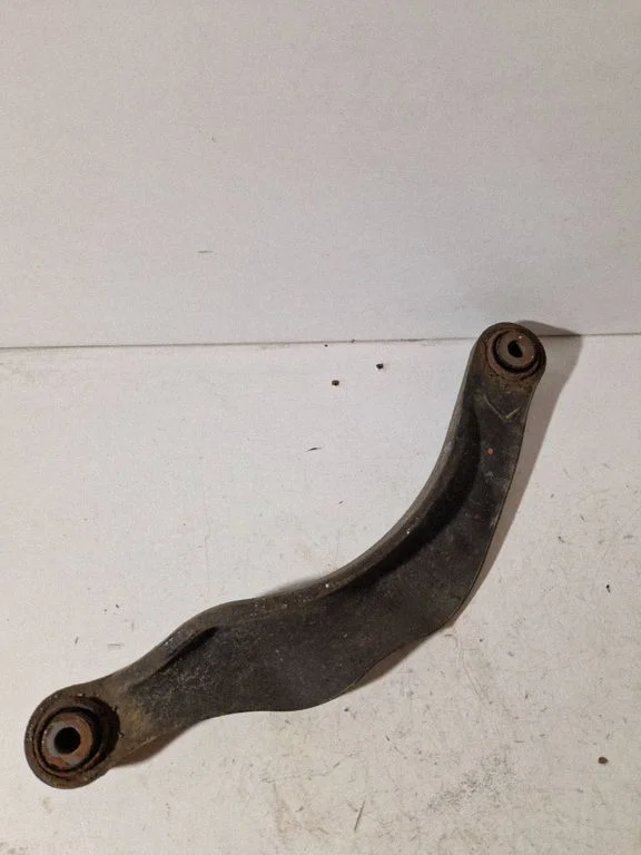 Rear control arm – rear left